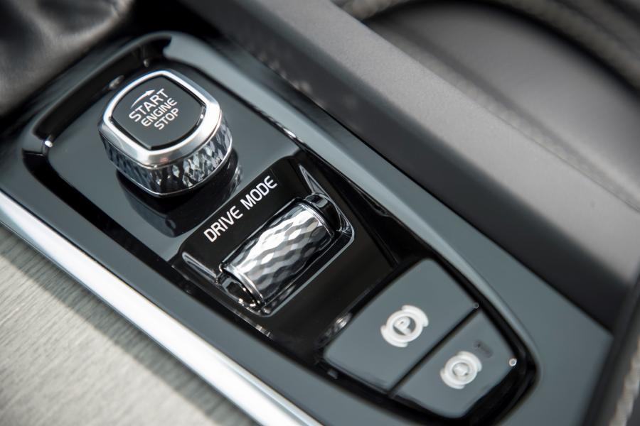 Детали интерьера Volvo XC60 D4 Inscription 2017 года  (UK) (фото 130 из 172)